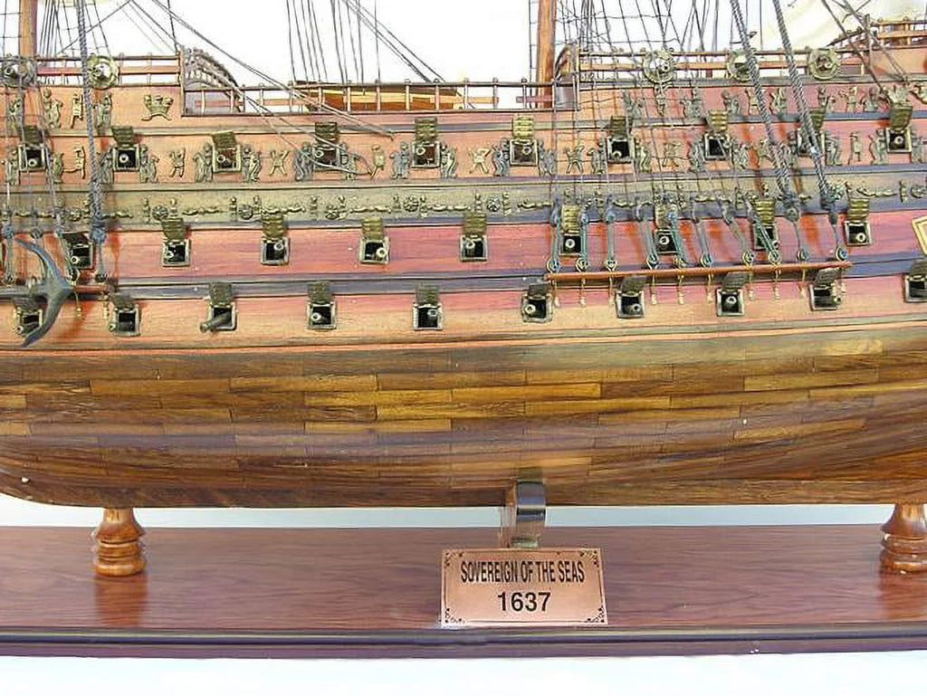 seas the Edition Limited XL Display of Model Sovereign