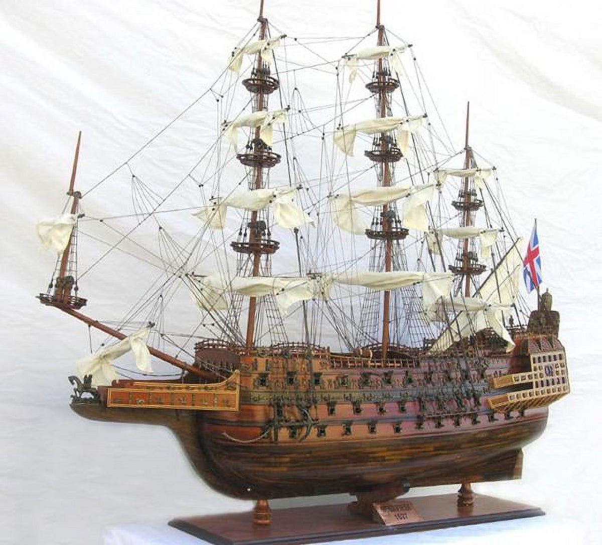 seas the Edition Limited XL Display of Model Sovereign